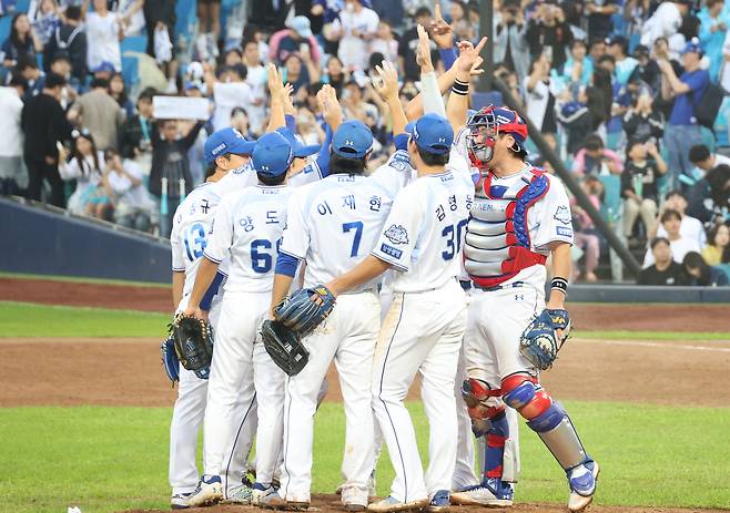 삼성 라이온즈 선수들이 7일 대구 삼성라이온즈파크에서 열린 2025 KBO 포스트시즌 와일드카드 2차전에서 NC 다이노스를 꺾고 준플레이오프 진출을 확정한 뒤 세리머니를 하고 있다.   [연합]