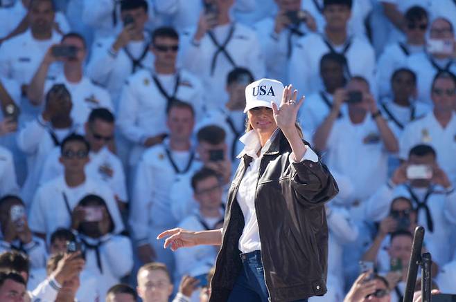 [노퍽(버지니아)=AP/뉴시스]멜라니아 트럼프 여사가 5일(현지시간) 미국 해군 250주년 기념 행사를 위해 노퍽 해군기지를 방문해, USS 해리 S. 트루먼 함상에서 손을 흔들어 보이고 있다. 2025.10.06.