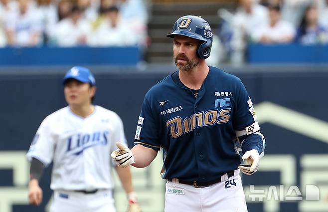 [대구=뉴시스] 이무열 기자 = 6일 대구 수성구 삼성라이온즈파크에서 열린 2025 신한 SOL 뱅크 KBO리그 와일드카드 1차전 NC 다이노스와 삼성 라이온즈의 경기, 5회초 2사 주자 1,3루 상황에서 NC 데이비슨이 1타점 2루타를 친 뒤 기뻐하고 있다. 2025.10.06. lmy@newsis.com