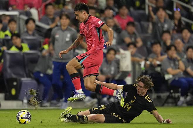 [내슈빌=AP/뉴시스] 옌스 카스트로프가 9일(현지 시간) 미 테네시주 내슈빌의 지오디스 파크에서 열린 멕시코와의 친선 경기 중 공을 다루고 있다. 한국이 전반 22분 라울 히메네스에게 실점해 0-1로 뒤진 채 전반을 마쳤다. 2025.09.10.