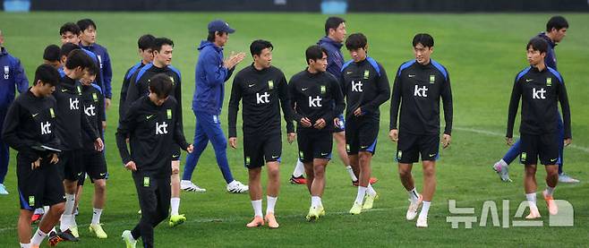 [고양=뉴시스] 김선웅 기자 = 브라질과의 평가전을 앞둔 대한민국 축구대표팀이 7일 경기 고양시 고양종합운동장 보조경기장에서 훈련에 참석하고 있다. 2025.10.07. mangusta@newsis.com