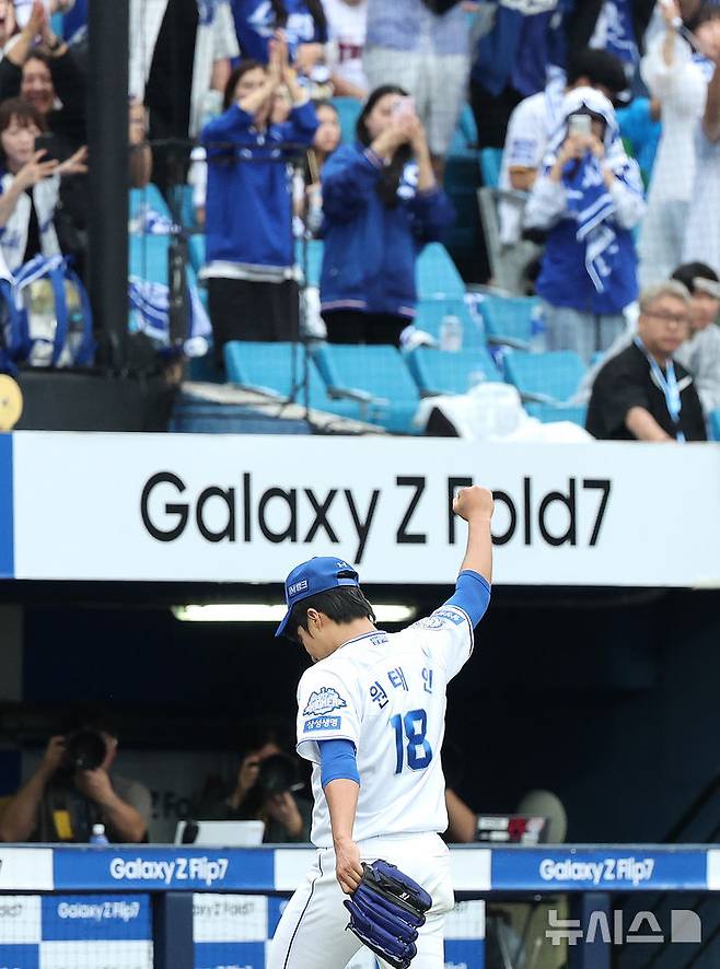 [대구=뉴시스] 이무열 기자 = 7일 대구 수성구 삼성라이온즈파크에서 열린 2025 신한 SOL 뱅크 KBO리그 와일드카드 2차전 NC 다이노스와 삼성 라이온즈의 경기, 6회초 2사 주자 1루 상황에서 삼성 선발투수 원태인이 NC 이우성을 우익수 뜬공으로 잡은 뒤 포효하고 있다. 2025.10.07. lmy@newsis.com