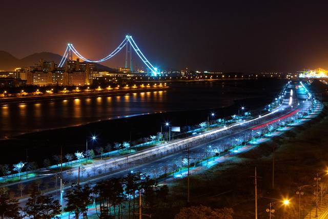 전남 광양시가 여행하기 좋은 10월을 맞아 특별 이벤트를 추진한다. 광양시의 야경 모습.