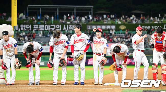 [OSEN=인천, 박준형 기자]  프로야구 SSG 랜더스가 KIA 타이거즈에 승리했다. SSG는&nbsp;23일 인천 SSG랜더스필드에서 2025 KBO리그 KIA와 시즌 15차전 맞대결에서 5-0으로 승리했다. 경기종료 후 SSG 선수들이 팬들에게 인사를 하고 있다.  2025.09.23 / soul1014@osen.co.kr