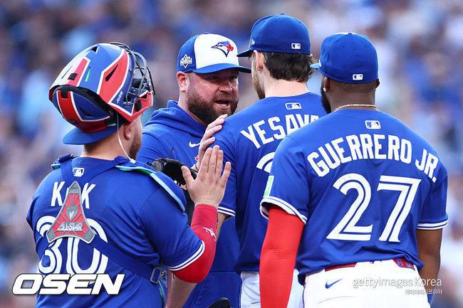 [사진] 토론토 존 슈나이더 감독이 트레이 예세비지를 교체하고 있다. ⓒGettyimages(무단전재 및 재배포 금지)