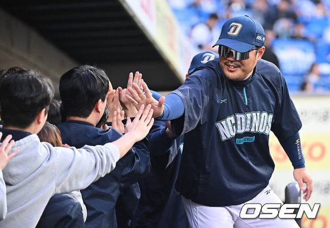 [OSEN=대구, 이석우 기자] 6일 대구 삼성라이온즈파크에서 2025 신한 SOL뱅크 KBO 와일드카드 결정전 삼성 라이온즈와 NC 다이노스의 경기가 열렸다. NC 다이노스가 구창모의 6이닝 1실점 원맨쇼에 힘입어 삼성 라이온즈에 4-1로 승리했다.NC 다이노스 이호준 감독이 승리 기쁨을 나누고 있다. 2025.10.06 / foto0307@osen.co.kr