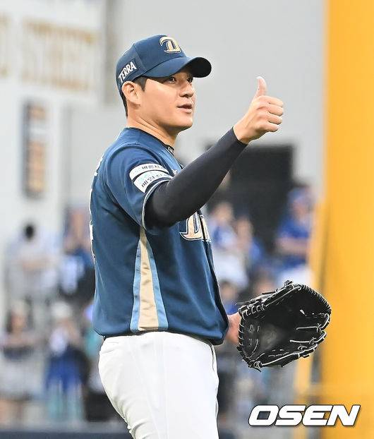 [OSEN=대구, 이석우 기자] 6일 대구 삼성라이온즈파크에서 2025 신한 SOL뱅크 KBO 와일드카드 결정전 삼성 라이온즈와 NC 다이노스의 경기가 열렸다. 홈팀 삼성은 후라도가 방문팀 NC는 구창모가 선발 투수로 출전했다.NC 다이노스 김진호가 9회말 무사 1루 삼성 라이온즈 디아즈를 1루수 병살로 잡고 데이비슨을 향해 엄지척을 하고 있다. 2025.10.06 / foto0307@osen.co.kr