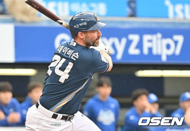 [OSEN=대구, 이석우 기자] 6일 대구 삼성라이온즈파크에서 2025 신한 SOL뱅크 KBO 와일드카드 결정전 삼성 라이온즈와 NC 다이노스의 경기가 열렸다. 홈팀 삼성은 후라도가 방문팀 NC는 구창모가 선발 투수로 출전했다.NC 다이노스 데이비슨이 1회초 1사 1,2루 중견수 오른쪽 1타점 안타를 치고 있다. 2025.10.06 / foto0307@osen.co.kr