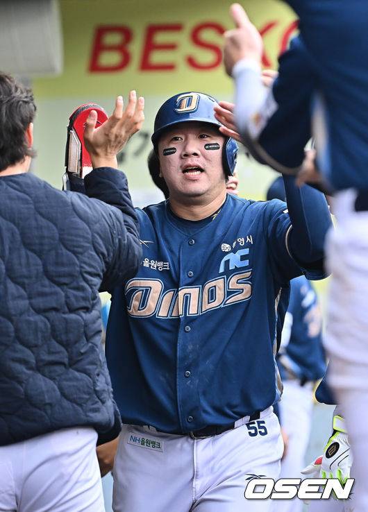 [OSEN=대구, 이석우 기자] 6일 대구 삼성라이온즈파크에서 2025 신한 SOL뱅크 KBO 와일드카드 결정전 삼성 라이온즈와 NC 다이노스의 경기가 열렸다. 홈팀 삼성은 후라도가 방문팀 NC는 구창모가 선발 투수로 출전했다.NC 다이노스 이우성이 2회말 1사 3루 김휘집의 3루수 땅볼때 득점을 올리고 하이파이브를 하고 있다. 2025.10.06 / foto0307@osen.co.kr