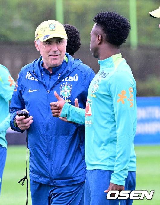 [OSEN=고양, 최규한 기자] 홍명보호와 평가전을 앞둔 브라질 축구 대표팀이 7일 오후 경기도 고양종합운동장 보조경기장에서 공식 훈련을 펼쳤다.한국 축구대표팀과 브라질은 오는 10일 서울월드컵경기장에서 친선경기를 갖는다.브라질 비니시우스와 카를로 안젤로티 감독이 훈련을 앞두고 대화를 나누고 있다. 2025.10.07 / dreamer@osen.co.kr