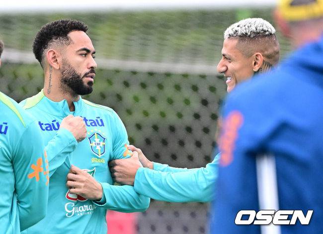 [OSEN=고양, 최규한 기자] 홍명보호와 평가전을 앞둔 브라질 축구 대표팀이 7일 오후 경기도 고양종합운동장 보조경기장에서 공식 훈련을 펼쳤다.한국 축구대표팀과 브라질은 오는 10일 서울월드컵경기장에서 친선경기를 갖는다.브라질 마테우스 쿠냐(왼쪽)과 히샬리송이 훈련을 준비하며 대화를 나누고 있다. 2025.10.07 / dreamer@osen.co.kr