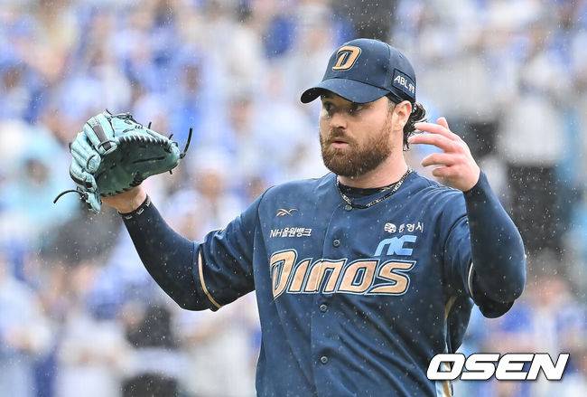 [OSEN=대구, 이석우 기자] 7일 대구 삼성라이온즈파크에서 2025 신한 SOL뱅크 KBO 와일드카드 결정전 삼성 라이온즈와 NC 다이노스의 경기가 열렸다. 홈팀 삼성은 원태인이 방문팀 NC는 로건이 선발 투수로 출전했다. NC 다이노스 로건이 포수 김정호와 사인을 나누고 있다. 2025.10.07 / foto0307@osen.co.kr