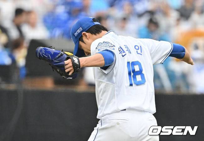 [OSEN=대구, 이석우 기자] 7일 대구 삼성라이온즈파크에서 2025 신한 SOL뱅크 KBO 와일드카드 결정전 삼성 라이온즈와 NC 다이노스의 경기가 열렸다. 홈팀 삼성은 원태인이 방문팀 NC는 로건이 선발 투수로 출전했다. 삼성 라이온즈 선발투수 원태인이 4회초 2사 1,2루 NC 다이노스 오영수를 좌익수 플라이로 잡고 환호하고 있다. 2025.10.07 / foto0307@osen.co.kr