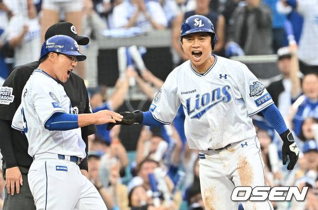 [OSEN=대구, 이석우 기자] 7일 대구 삼성라이온즈파크에서 2025 신한 SOL뱅크 KBO 와일드카드 결정전 삼성 라이온즈와 NC 다이노스의 경기가 열렸다. 홈팀 삼성은 원태인이 방문팀 NC는 로건이 선발 투수로 출전했다. 삼성 라이온즈 김헌곤이 8회말 1사 2루 김성윤 타석때 3루 도루를 성공하고 포효하고 있다. 2025.10.07 / foto0307@osen.co.kr