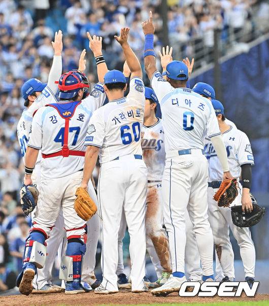 [OSEN=대구, 이석우 기자] 7일 대구 삼성라이온즈파크에서 열린 2025 신한 SOL뱅크 KBO 와일드카드 결정전에서 삼성 라이온즈가 NC 다이노스에 3-0으로 승리, 준플레이오프에 진출했다. 삼성 선발 원태인은 6이닝 4피안타 2사사구 5탈삼진 무실점 완벽투를 뽐냈다.삼성 라이온즈 선수들이 승리의 기쁨을 나누고 있다. 2025.10.07 / foto0307@osen.co.kr