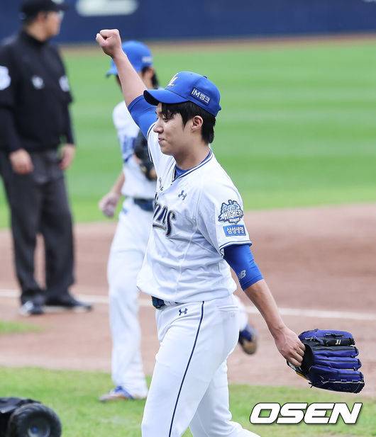 [OSEN=대구, 이석우 기자] 7일 대구 삼성라이온즈파크에서 2025 신한 SOL뱅크 KBO 와일드카드 결정전 삼성 라이온즈와 NC 다이노스의 경기가 열렸다. 홈팀 삼성은 원태인이 방문팀 NC는 로건이 선발 투수로 출전했다. 삼성 라이온즈 원태인이 6회초 수비를 마치고 팬들 환호에 주먹을 불끈 쥐고 있다. 2025.10.07 / foto0307@osen.co.kr