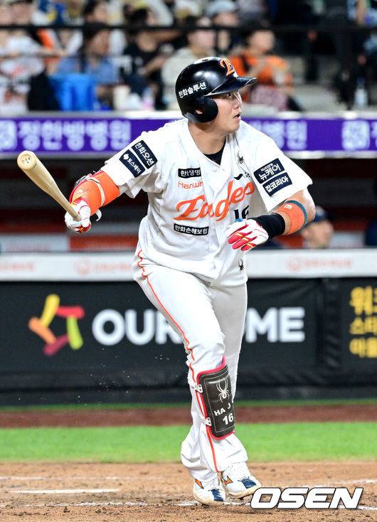 [OSEN=대전, 최규한 기자] 3일 대전 한화생명볼파크에서 ‘2025 신한 SOL Bank KBO리그’ 한화 이글스와 NC 다이노스의 경기가 열렸다.홈팀 한화는 코디 폰세, 방문팀 NC는 신민혁을 선발로 내세웠다.4회말 1사 1, 3루 상황 한화 하주석이 역전 1타점 희생플라이를 날리고 있다. 2025.09.03 / dreamer@osen.co.kr