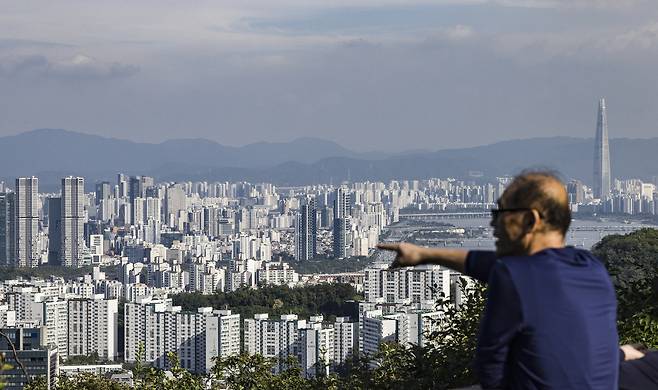 서울 시내 한 아파트 단지 전경. 최근 월세 거래 절반 가까이가 100만 원 이상으로 나타나면서 세입자들의 부담이 커지고 있다. 뉴시스