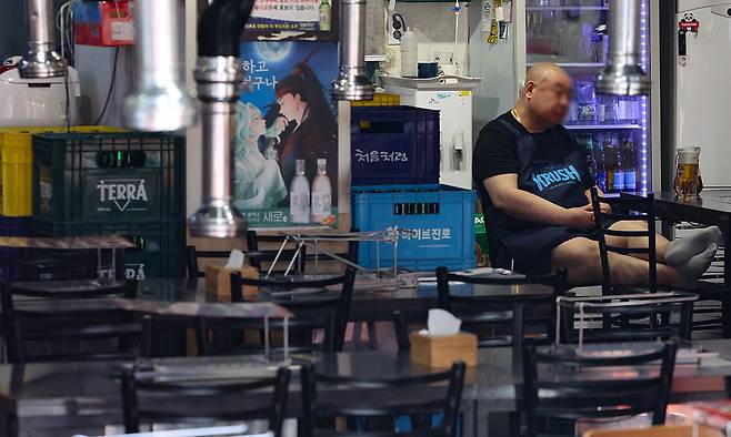 서울 시내 한 음식점에서 업주가 손님을 기다리고 있다. 뉴시스
