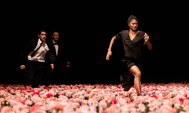 25년 만에 국내 관객을 다시 만나는 피나 바우쉬의 ‘카네이션’. LG아트센터 제공
