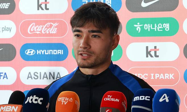 '태극전사' 옌스 카스트로프가 7일 경기 고양시 일산서구 고양종합운동장 보조구장에서 취재진 질문에 답하고 있다. 연합뉴스