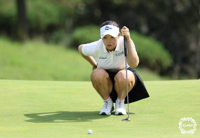 그린을 읽고 있는 김민솔. 사진 제공=KLPGA