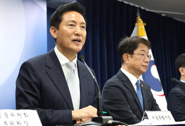 오세훈(왼쪽) 서울시장이 3월 19일 박상우 당시 국토교통부 장관과 강남 3구와 용산구를 토지거래허가구역으로 확대 재지정하는 내용의 부동산 대책을 발표하고 있다. 뉴스1