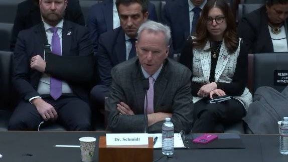 2025년 4월 9일, 미 하원 에너지 및 상업위원회 청문회에 에릭 슈미트 전 구글 CEO가 증인으로 출석해 발언하고 있다. 유튜브 캡처