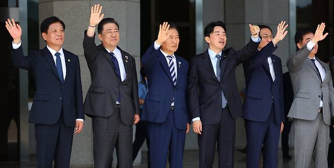 민주당 조승래 사무총장, 김병기 원내대표, 정청래 대표(왼쪽부터) 등이 9월22일 이재명 대통령이 탑승한 공군 1호기를 향해 손을 흔들고 있다. ⓒ연합뉴스