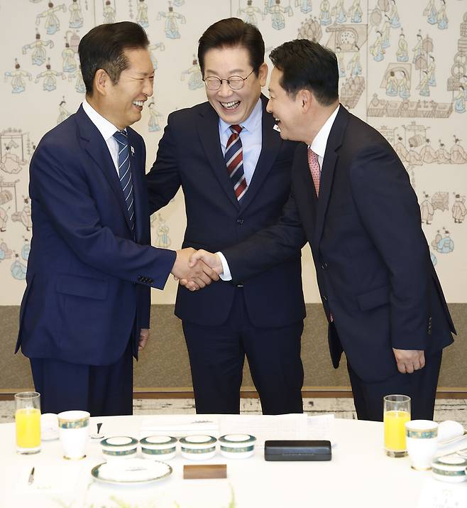 9월8일 이재명 대통령이 민주당 정청래 대표와 국민의힘 장동혁 대표가 악수하는 모습을 보고 있다.ⓒ대통령실통신사진기자단