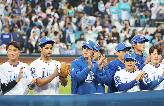 7일 대구 삼성라이온즈파크에서 열린 2025 KBO 포스트시즌 와일드카드 2차전 삼성 라이온즈와 NC 다이노스의 경기. 삼성 선수들이 승리한 뒤 기뻐하고 있다. 2025.10.7 연합뉴스