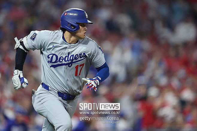 ▲ 오타니 쇼헤이는 디비전시리즈 2차전 네 번째 타석에서 시리즈 첫 안타를 치고 포효했다. 4-0을 만드는 적시타였다.