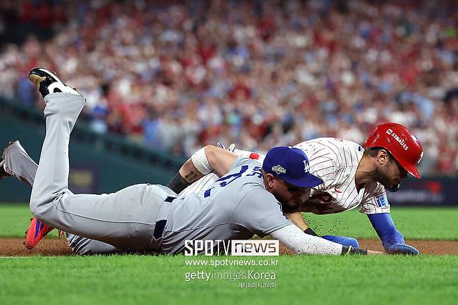 ▲ 필라델피아와 챔피언십시리즈 2차전에서 6회 수비 도중 햄스트링에 통증을 느낀 미겔 로하스