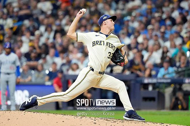 ▲ 제이콥 미시오로스키는 구원 등판해 3이닝 무실점을 기록했다. 디비전시리즈 2차전에 나온 밀워키 투수 가운데 가장 많은 이닝을 책임졌다.