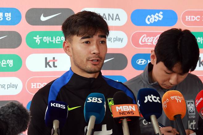 ▲ &nbsp;'태극전사' 옌스&nbsp;카스트로프가 7일 경기 고양시 일산서구 고양종합운동장 보조구장에서 취재진 질문에 답하고 있다. ⓒ연합뉴스