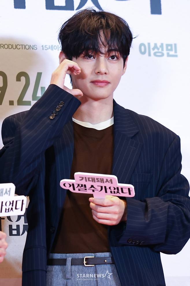 [서울=뉴시스] 최진석 기자 = 방탄소년단(BTS) 뷔가 22일 오후 서울 용산구 CGV용산아이파크몰에서 영화 '어쩔수가없다' VIP시사회에서 포즈를 취하고 있다. 2025.09.22. myjs@newsis.com /사진=최진석