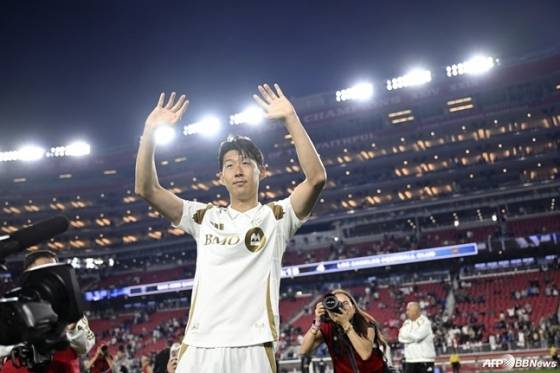 손흥민이 지난달 미국 캘리포니아주 샌타클래라 리바이스 스타디움에서 열린 MLS 정규리그 산호세 어스퀘이크스 원정 경기가 끝난 뒤 관중들에게 인사하고 있다. /AFPBBNews=뉴스1