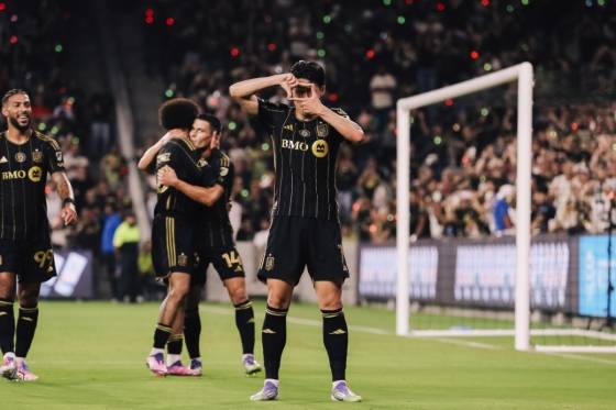 손흥민(오른쪽)이 지난달 미국 캘리포니아주 LA의 BMO 스타디움에서 열린 2025 미국프로축구(MLS) 정규리그 홈경기에서 MLS 6호골을 터트리고 '찰칵' 세리머니하고 있다. /사진=로스앤젤레스FC(LAFC) 공식 사회관계망서비스(SNS)