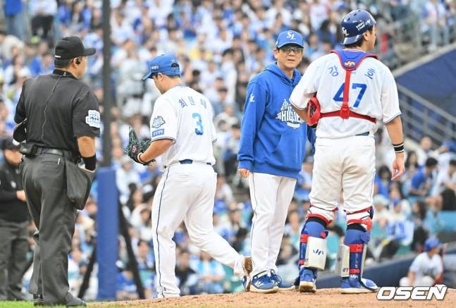 삼성 최원태가 6일 열린 2025 KBO 와일드카드 결정전 1차전에서 7회 마운드를 내려가고 있다.