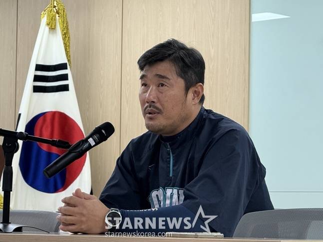 이호준 NC 감독이 7일 열리는 2025 KBO 와일드카드 결정전 2차전을 앞두고 눈물을 흘리고 있다. /사진=양정웅 기자