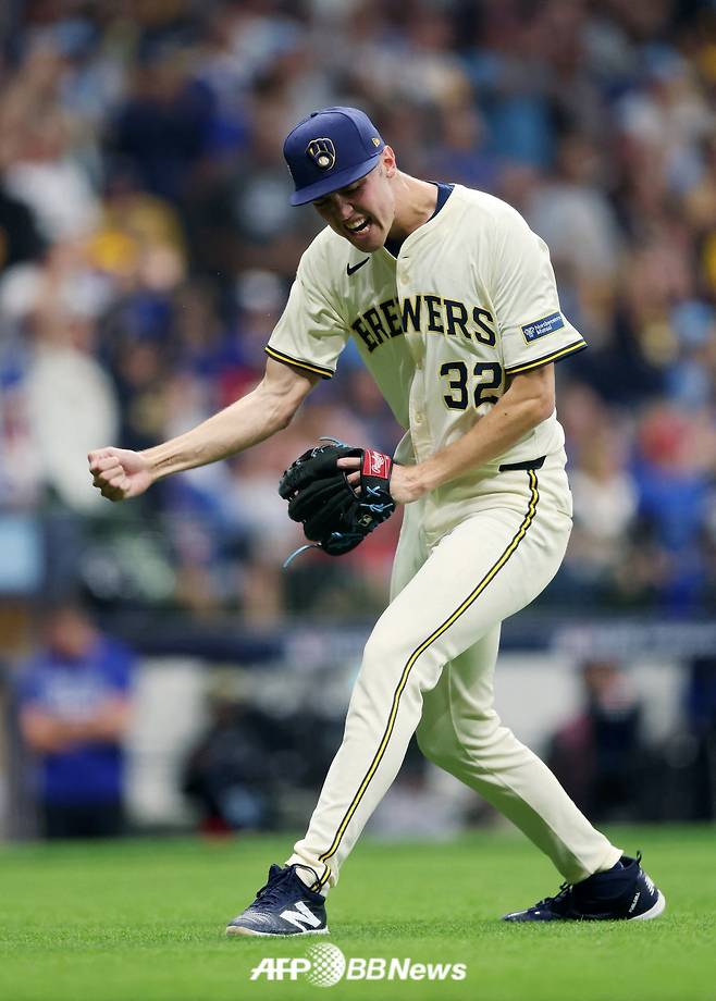 7일(한국 시각) 미국 위스콘신주 밀워키에 위치한 아메리칸 패밀리 필드에서 펼쳐진 밀워키 브루어스와 시카고 컵스의 2025 미국 프로야구 메이저리그(MLB) 포스트시즌 내셔널리그 디비전시리즈(NLDS) 2차전 모습. /AFPBBNews=뉴스1