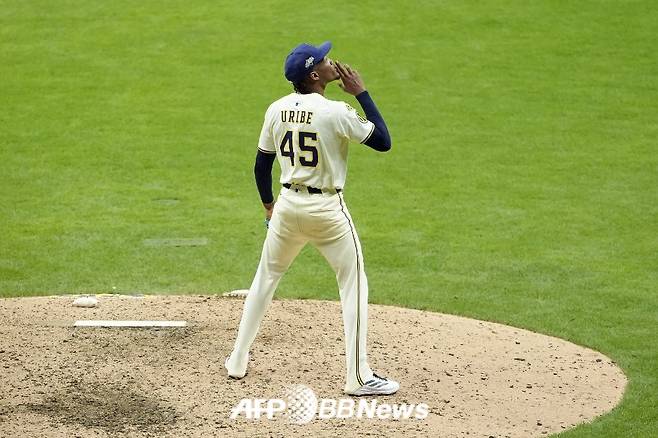 7일(한국 시각) 미국 위스콘신주 밀워키에 위치한 아메리칸 패밀리 필드에서 펼쳐진 밀워키 브루어스와 시카고 컵스의 2025 미국 프로야구 메이저리그(MLB) 포스트시즌 내셔널리그 디비전시리즈(NLDS) 2차전 모습. /AFPBBNews=뉴스1