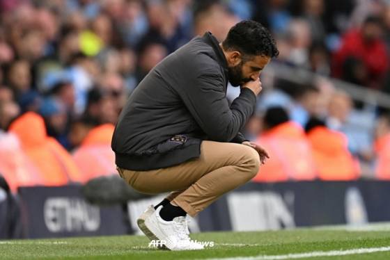 후벵 아모림 맨체스터 유나이티드 감독이 맨체스터 시티와 경기 중 쪼그려앉아있다. /AFPBBNews=뉴스1