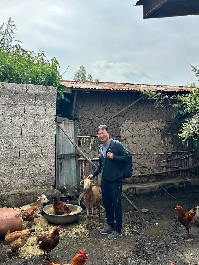 선물 받은 염소와 필자 [김영완 제공. 재판매 및 DB 금지]