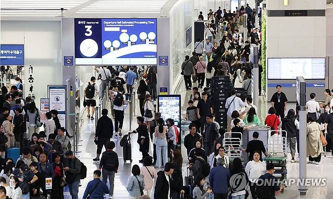 추석 연휴 첫 날, 붐비는 인천공항 (영종도=연합뉴스) 이진욱 기자 = 추석 연휴 첫 날인 3일 인천국제공항 제1여객터미널에서 여행객들이 탑승 수속을 위해 줄을 서고 있다. 2025.10.3 cityboy@yna.co.kr