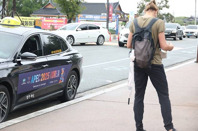 경주 택시에도 'APEC' (경주=연합뉴스) 박세진 기자 = 추석 연휴 닷새째인 7일 경북 경주 교동에서 관광객을 태운 택시에 APEC 홍보물이 부착돼 있다. 2025.10.7 psjpsj@yna.co.kr
