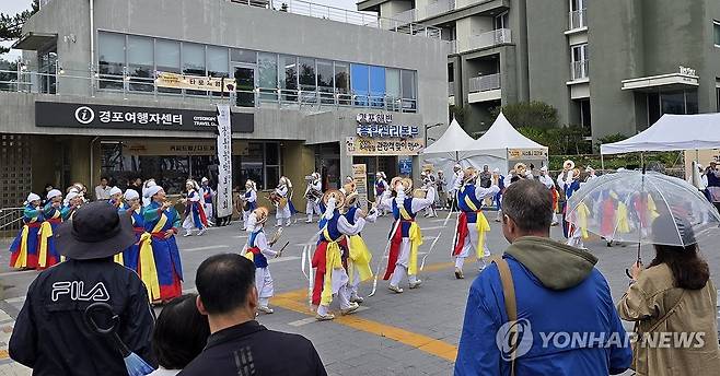 관광객을 위한 강릉농악 공연 (강릉=연합뉴스) 유형재 기자 = 추석 연휴인 7일 강원 강릉시 경포해수욕장 인근 경포여행자센터에서 관광객을 위한 강릉농악이 공연되고 있다. 
    이곳에서는 9일까지 버스킹·강릉농악·관노가면극 공연, 다도·커피체험, 전통 민속놀이 등이 진행된다. 2025.10.7 yoo21@yna.co.kr