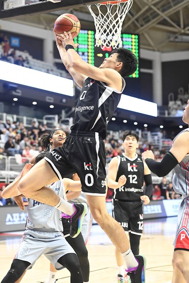 하윤기의 리버스 레이업 슛 [KBL 제공. 재판매 및 DB 금지]