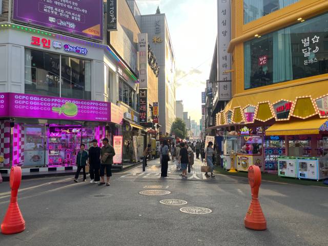 1일 은행동 으능정이 거리 상권에는 인형뽑기방이 10곳 이상 몰려 있었다. 사진=조정민 기자