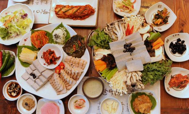 달맞이 흑두부 한상 차림.